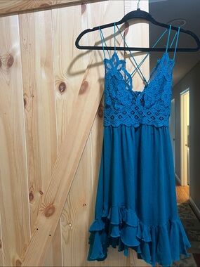 Free people ladies dress size small green color with ruffles a/lace